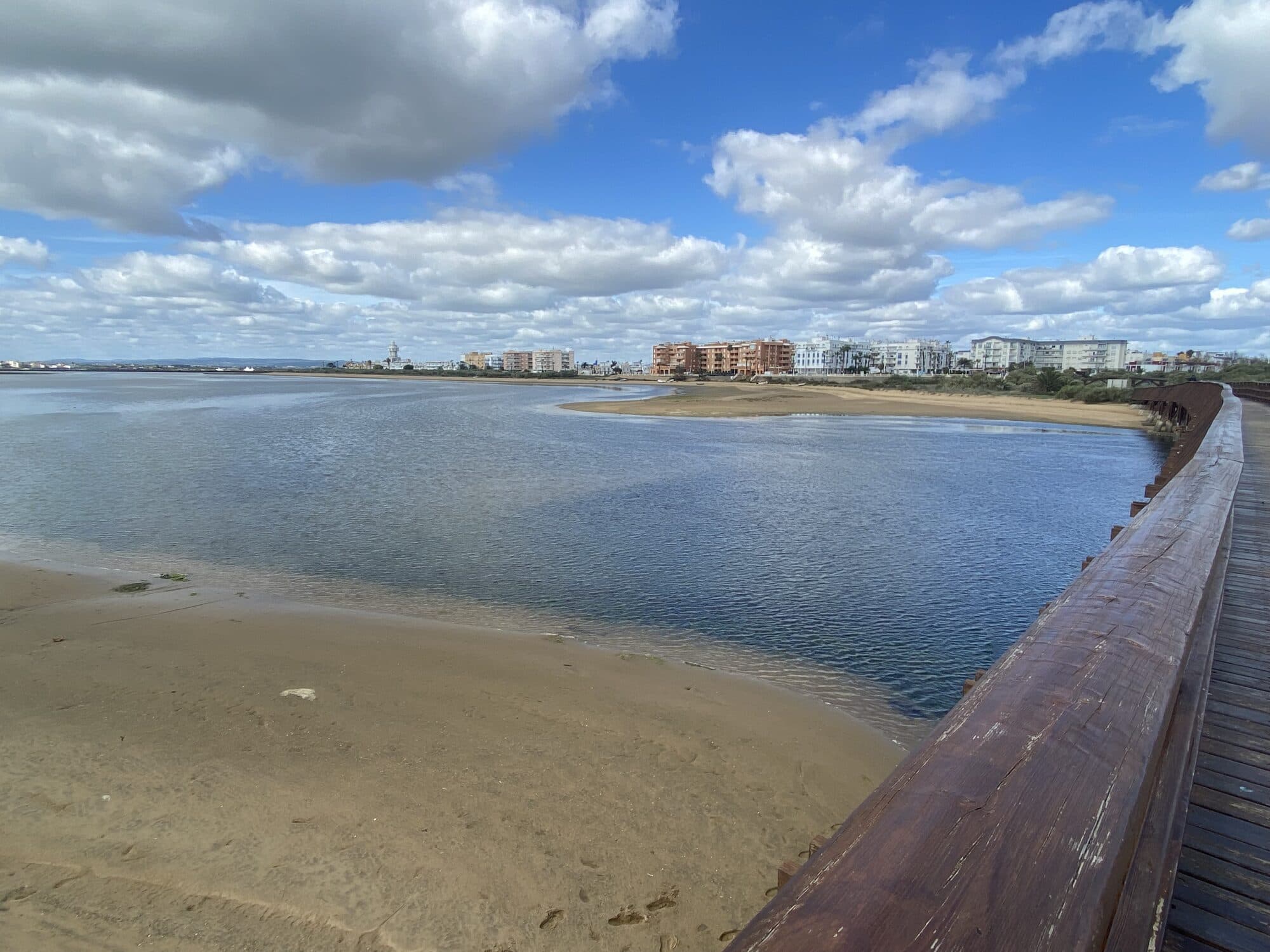 Pasarela de madera entre marismas