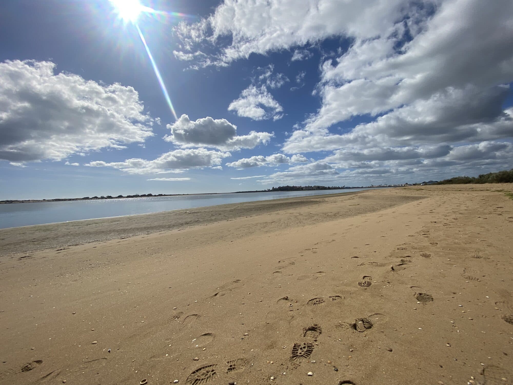Playa larga al amanecer